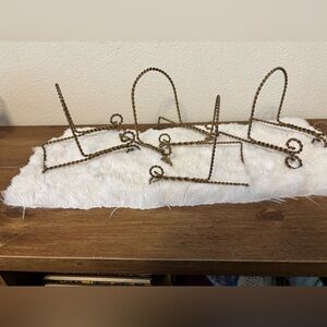 Set of 4 twisted metal plate/picture stands.